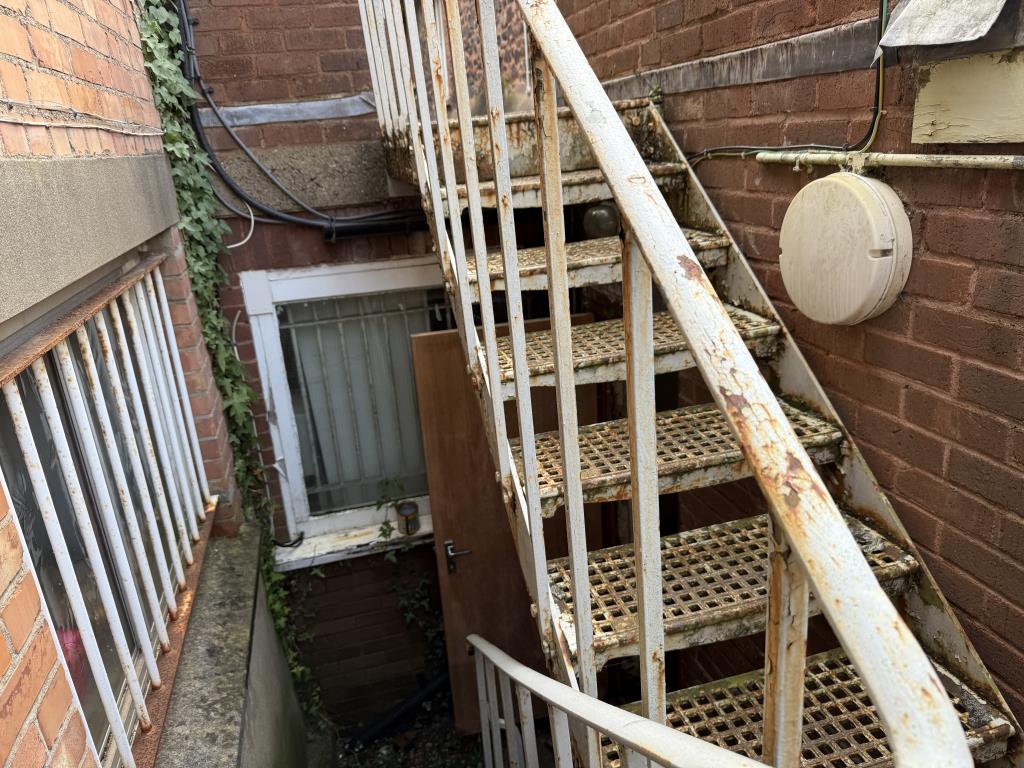 Lot: 98 - FORMER VAULT WITH PLANNING FOR CONVERSION INTO A SINGLE RESIDENTIAL APARTMENT - Access to the Vault